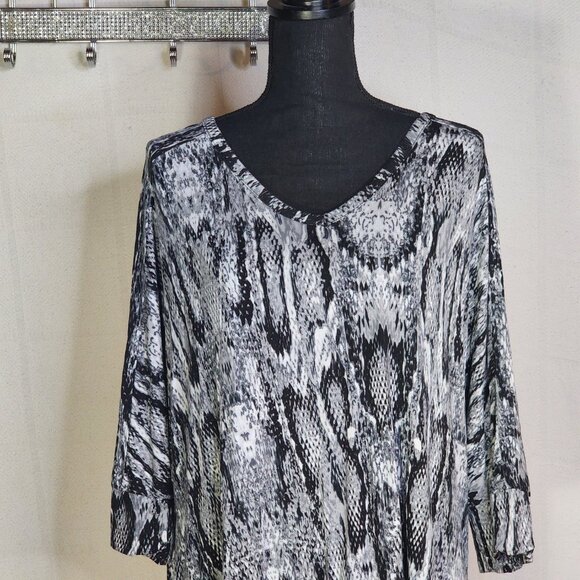 Apt. 9 Black Grey White Rayon Span Snake Print 3/4 Sleeve Scoop Neck Tunic Sz 1X - Picture 3 of 16